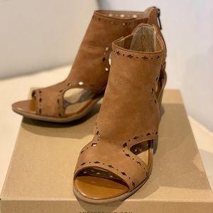 EUC Lucky Brand peep toe booties size 7.5 dark tan